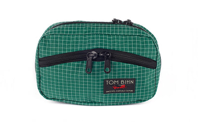 visible variant TB0418-KD^^The front of a Handy Little Thing #1 in Sitka (forest green with white grid) 200 Halcyon showing the front zipper with two slider and logo at the bottom-right corner.