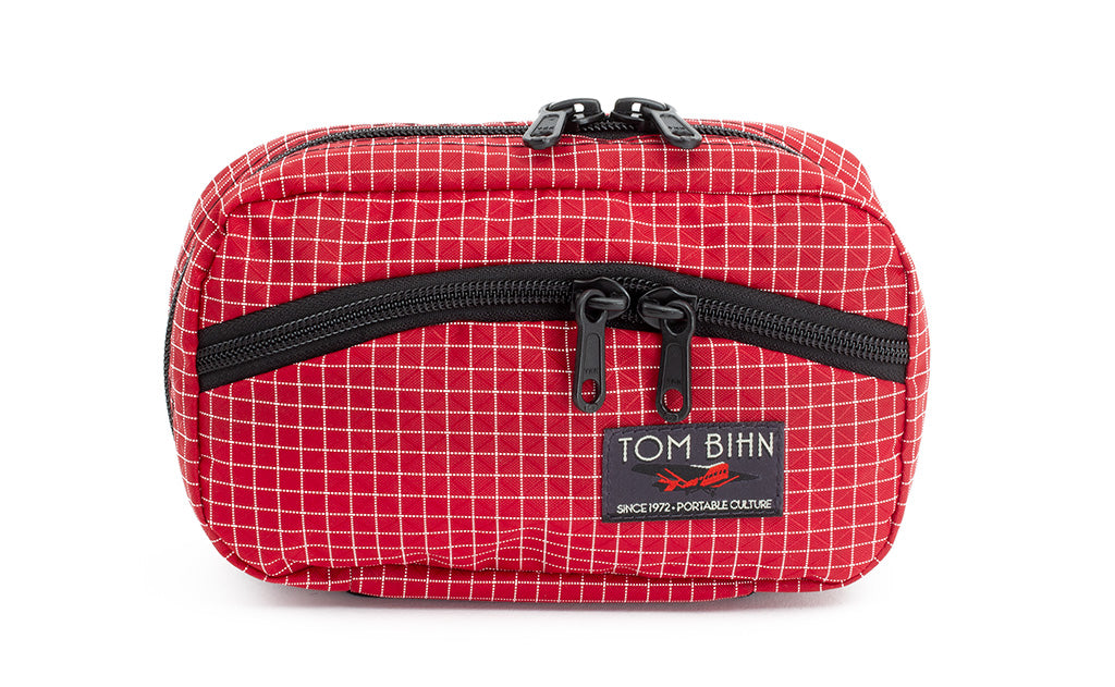 visible variant TB0418-ID^^The front of a Handy Little Thing #1 in Iberian (red with white grid) 200 Halcyon showing the front zipper with two slider and logo at the bottom-right corner.