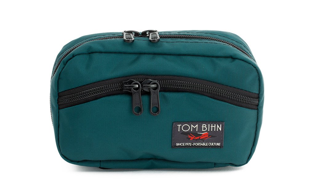 visible variant TB0418-SR^^The front of a Handy Little Thing #1 in Seapine Green (dark green) 630 Recycled showing the front zipper with two slider and logo at the bottom-right corner.