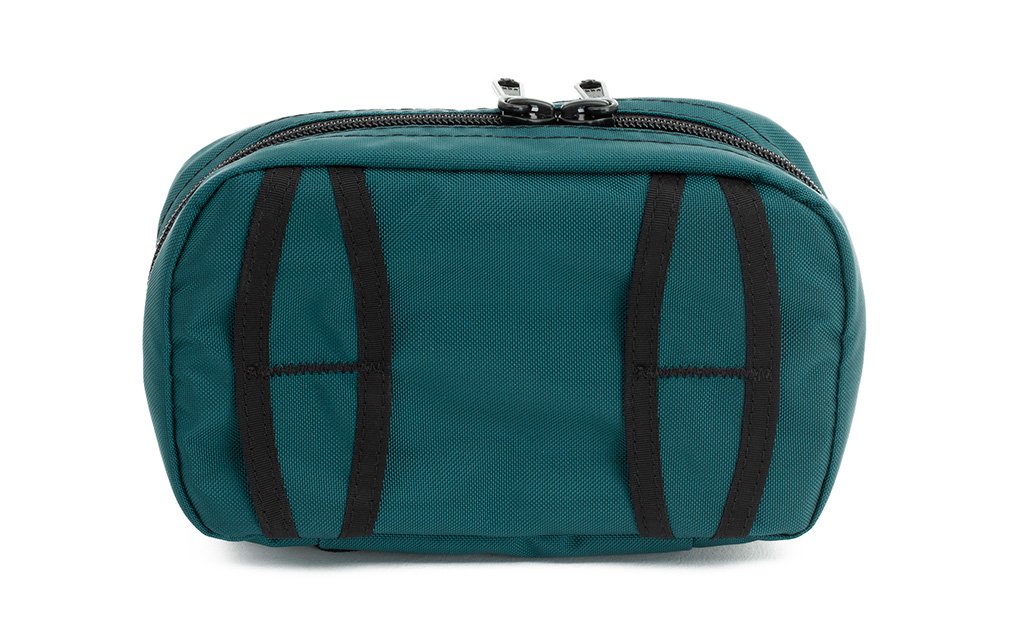visible variant TB0418-SR^^Reverse shot of the Handy Little Thing #1 in Seapine Green (dark green) 630 Recycled showing the attachment points.