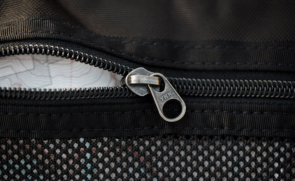 detail visible^^Close shot of the zipper for a mesh pocket on the top flap of an Original Shadow Guide 31.