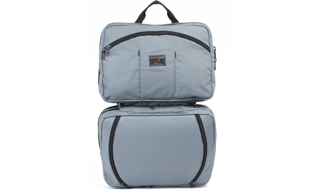 visible variant TB0975-LKLJ^^A shot of the face of The Stowaway in Cloud (light grey) 525 Ballistic with the center compartment.