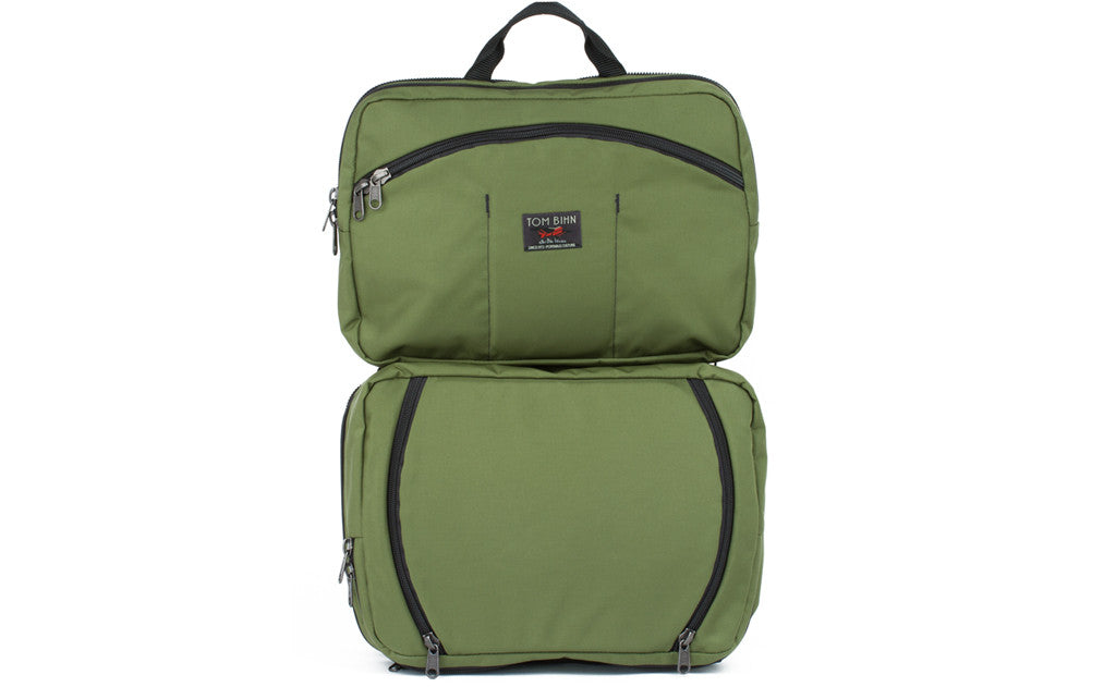 visible variant TB0975-OKYJ^^A shot of the face of The Stowaway in Olive (green) 525 Ballistic with the center compartment open.