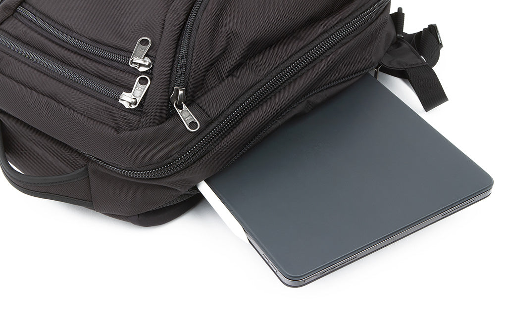 visible detail^^Laptop going into Synik 22 laptop pocket