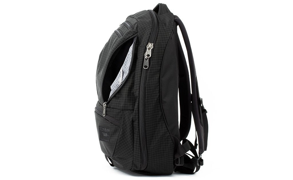 visible variant TB0121-BHND^^The Synik 30 in Black (black with grey grid) 400 Halcyon with a Northwest Sky (light grey with white grid) 200 Halcyon interior.