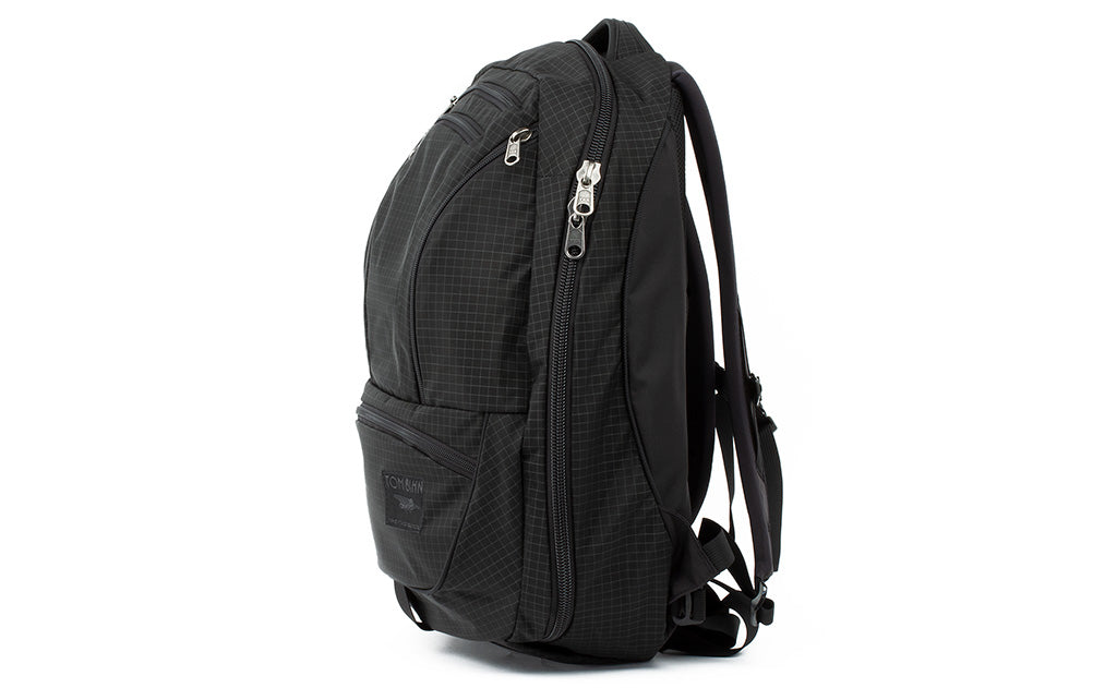 visible variant TB0121-BH6D TB0121-BHND TB0121-BHOD TB0121-BH8D^^A profile shot of the Synik 30 in Black (black with grey grid) 400 Halcyon.