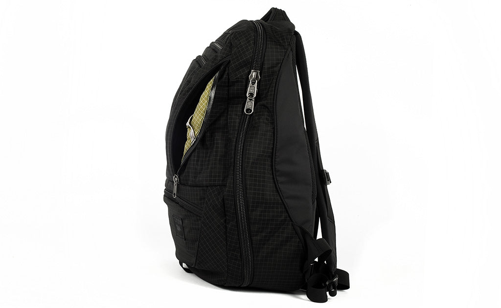 visible variant TB0121-BH8D^^The Synik 30 in Black (black with grey grid) 400 Halcyon with a Taiga (olive green with white grid) 200 Halcyon interior.