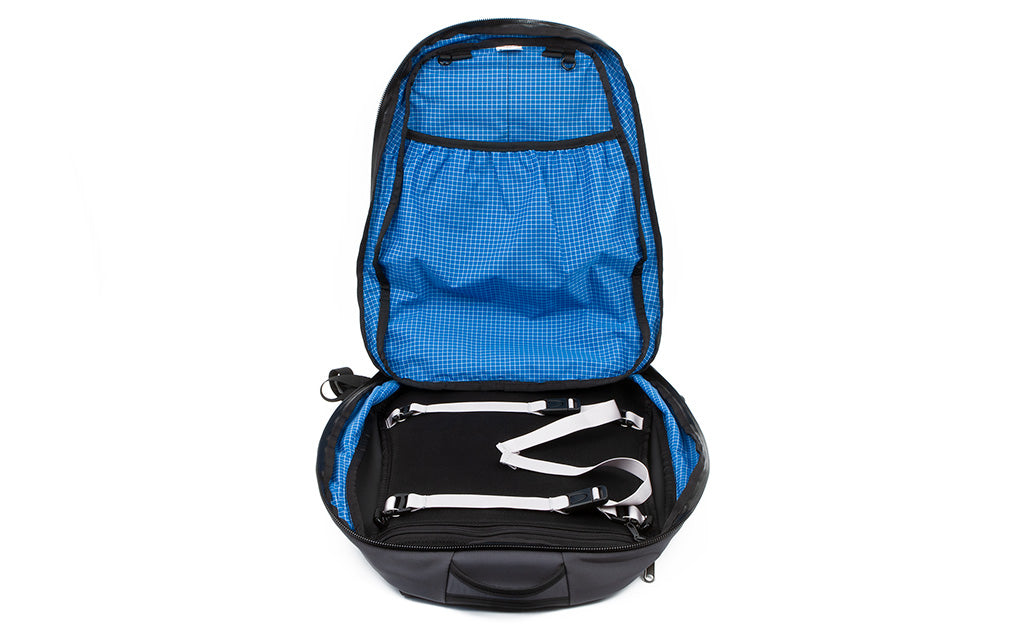 detail visible^^The clamshell opening of the Synik 30 opened showing the main compartment with included lash straps.