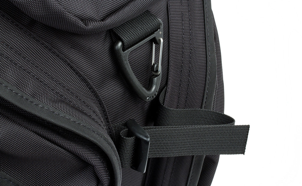 detail visible^^A close shot of the top front cinch strap and d-ring between the front pockets.