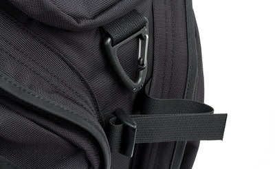 detail visible^^A close shot of the top front cinch strap and d-ring between the front pockets.