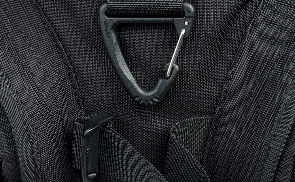 detail visible^^A close shot of the d-ring on the front of the bag.