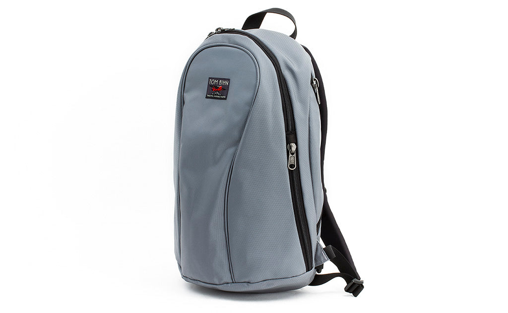 visible variant TB0107-LKDJ^^A profile shot of the Luminary 12 in Cloud (light grey) 525 Ballistic.