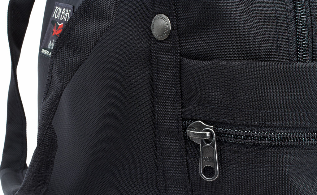 detail visible^^A close shot of the metal snaps on the Pop Tote.