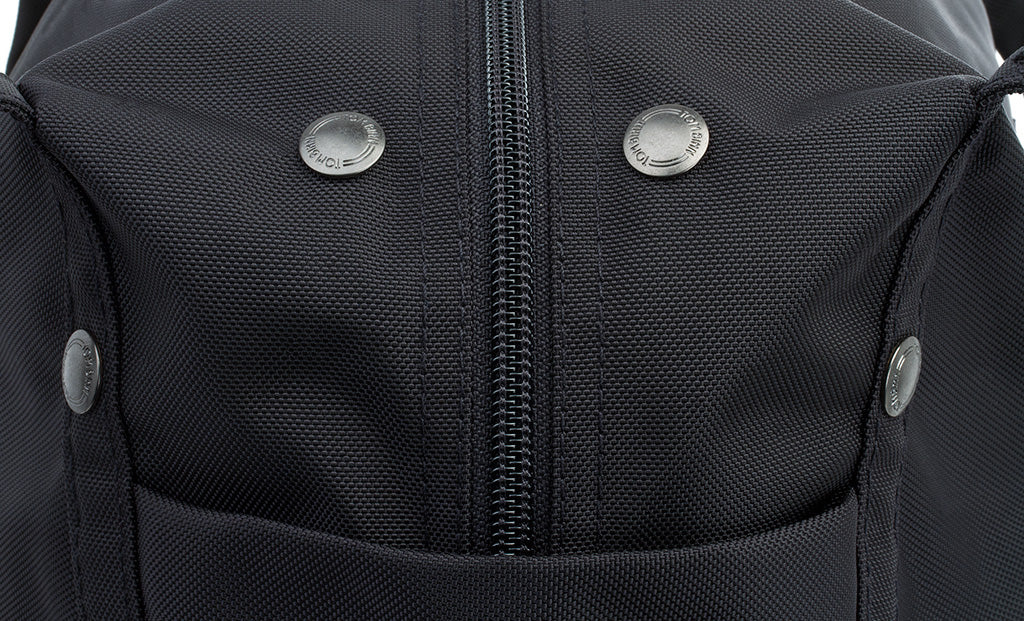 detail visible^^A close shot of the zipper on the Pop Tote.