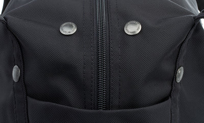 detail visible^^A close shot of the zipper on the Pop Tote.