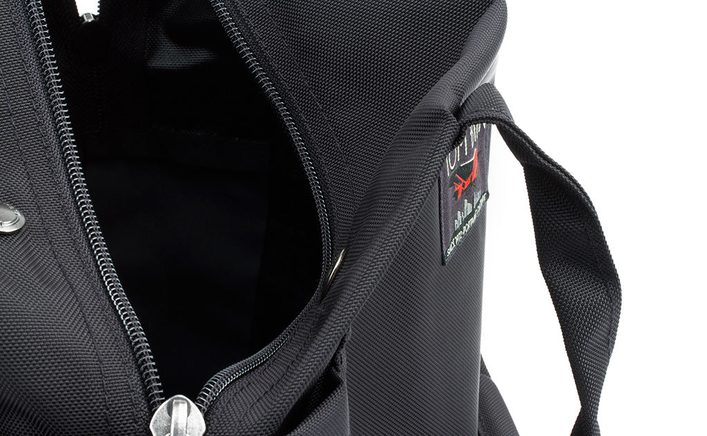 detail visible^^A close shot of the main compartment zipper on the Pop Tote.