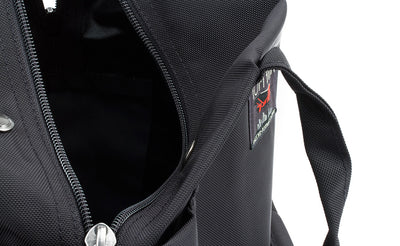 detail visible^^A close shot of the main compartment zipper on the Pop Tote.
