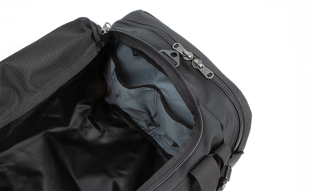 visible detail^^An close shot of the interior pockets in the main copmartment of the Road Buddy Duffel