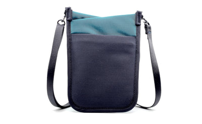 visible variant TB0930-SR^^The rear of the P.I.K.A. Pouch in Seapine Green (dark green) 630 Recycled.