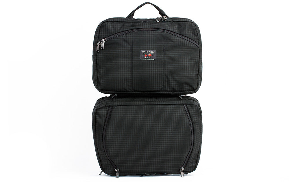 visible variant TB0975-BHND^^A side-on shot of A shot of the face of The Stowaway in Black (black with grey grid) 400 Halcyon with the main compartment open.