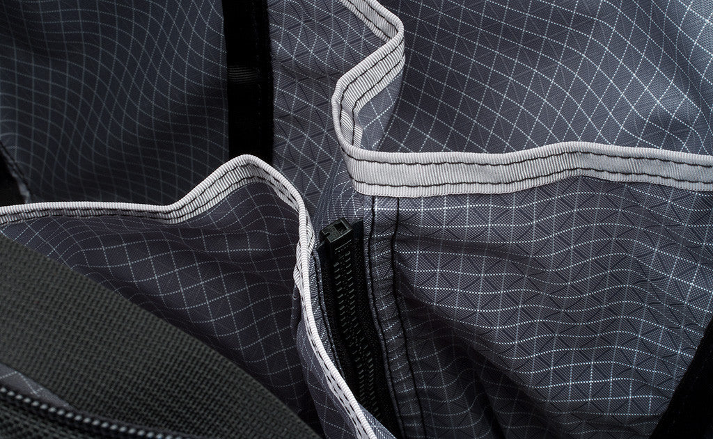 detail visible^^Close shot of zippable interior pockets in the main compartment.