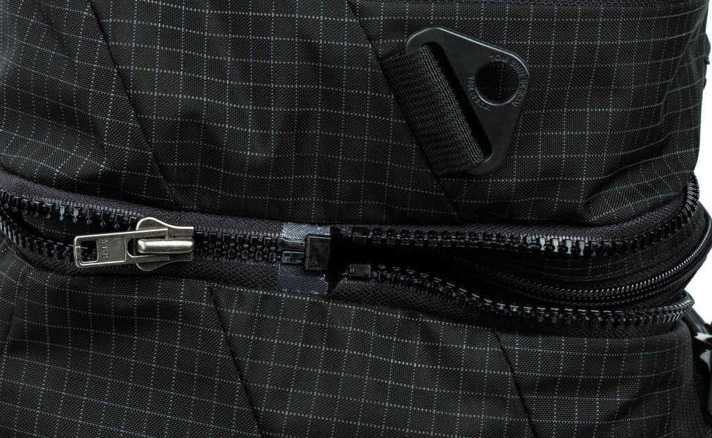 visible variant TB0907-BHID TB0907-BHND^^The zipper that connects the top pocket to the main bag.