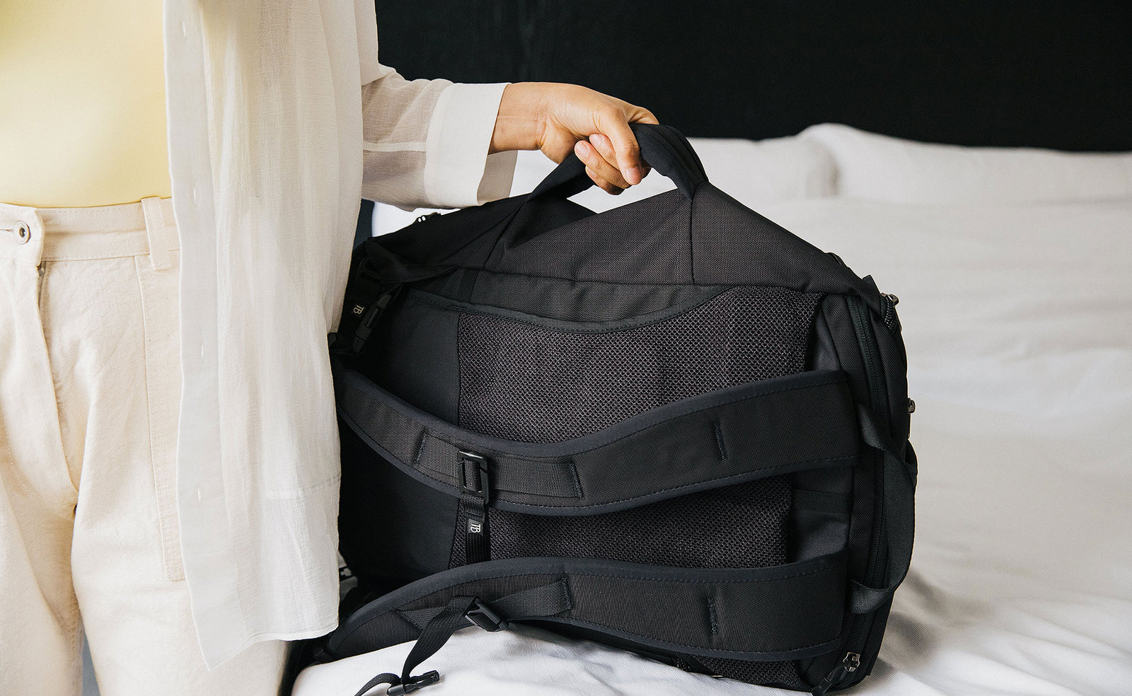 visible lifestyle ^^ A person holding the grab handle of the Techonaut 30.