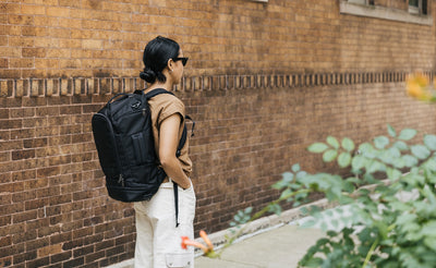 visible lifestyle ^^ A person wearing the Techonaut 30 as a backpack.