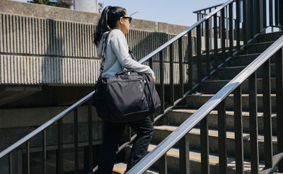 lifestyle visible ^^ A person carrying the Techonaut 30 with a shoulder strap.