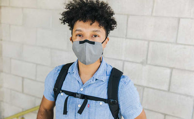 visible variant ME00011-GO^^Person wearing the V5 Mask, True Grey, in size Medium/Large.