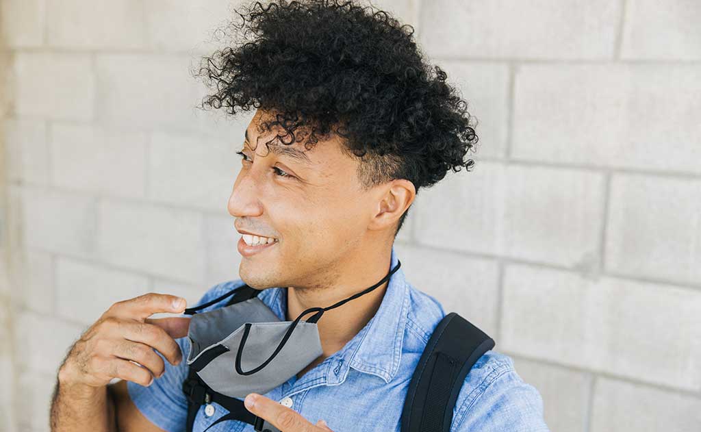 visible variant ME00011-GO^^Person wearing the V5 Mask, True Grey, in size Medium/Large.