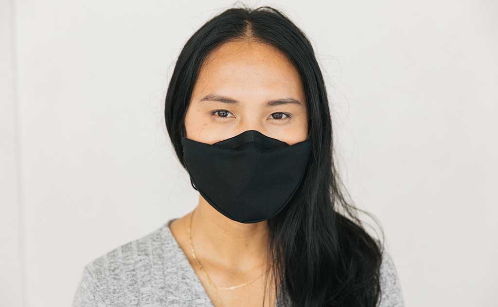 visible variant ME00012-BO^^Person wearing the V6 Mask in Black, size Small/Medium.