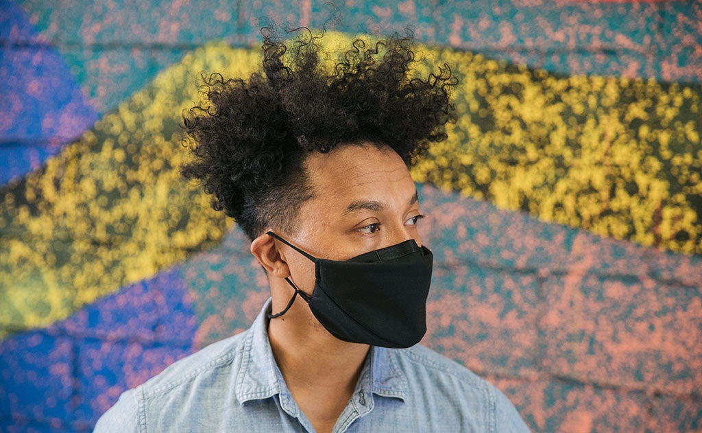 visible variant ME00012-BO^^Person wearing the V6 Mask in Black, size Medium/Large.