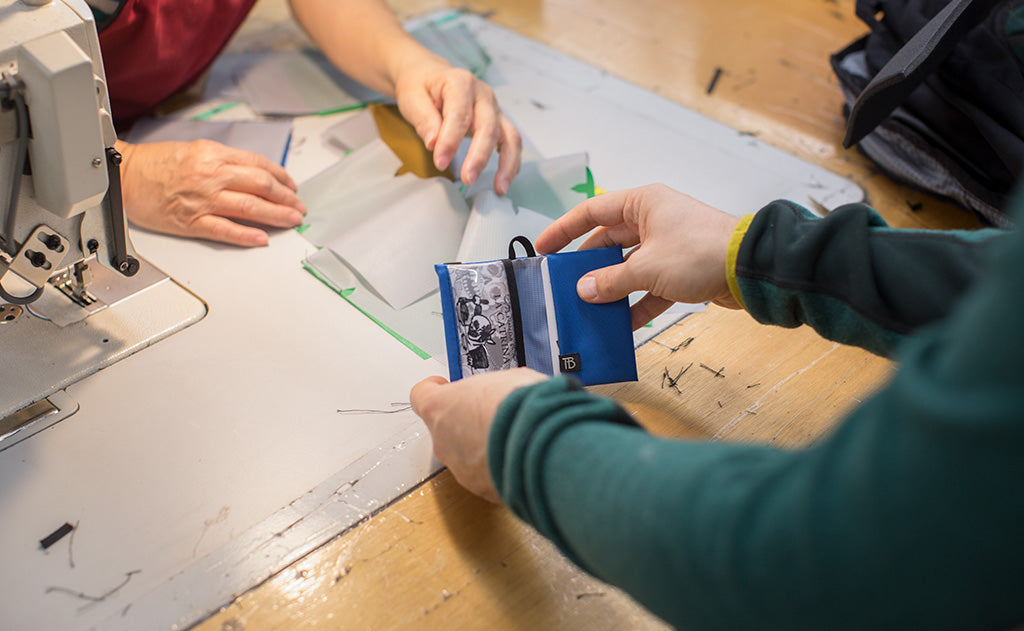 visible variant TB1280-BJ TB1280-LJ TB1280-CJ TB1280-DJ TB1280-IJ TB1280-VJ TB1280-GJ TB1280-BH TB1280-DH^^A person holding a size 4 Nik's Minimalist Wallet.