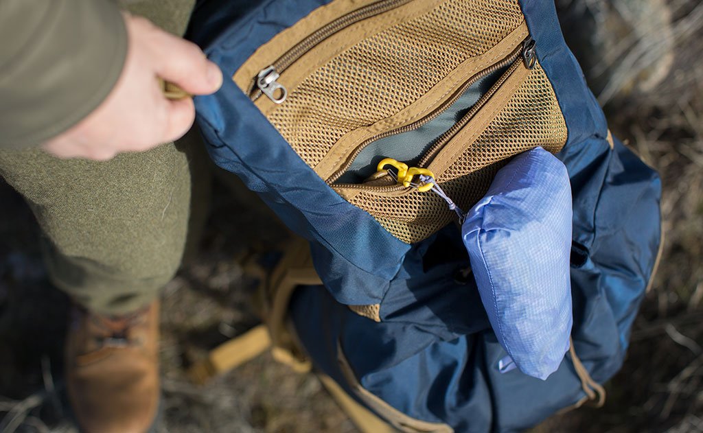 visible variant PT0573-OA PT0573-LA PT0573-UA^^A small double carabiner connecting a packing cube to an o-ring in the mesh pocket of a Guide's Pack.