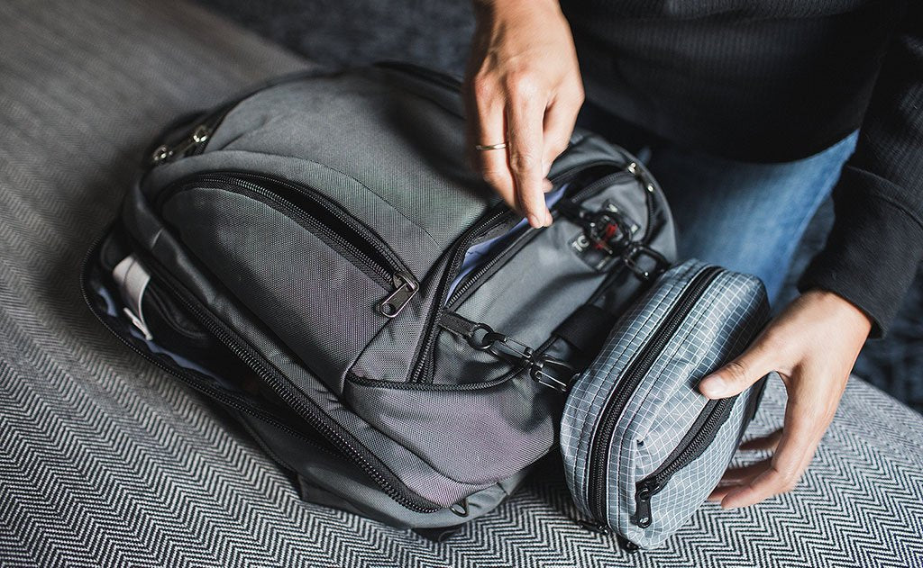 visible lifestyle ^^ The HLT1 attached by carabiners in the bottom pocket of the Synik 22.