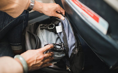 visible lifestyle ^^ A person clipping an HLT1 into a Synik 22's main compartment.
