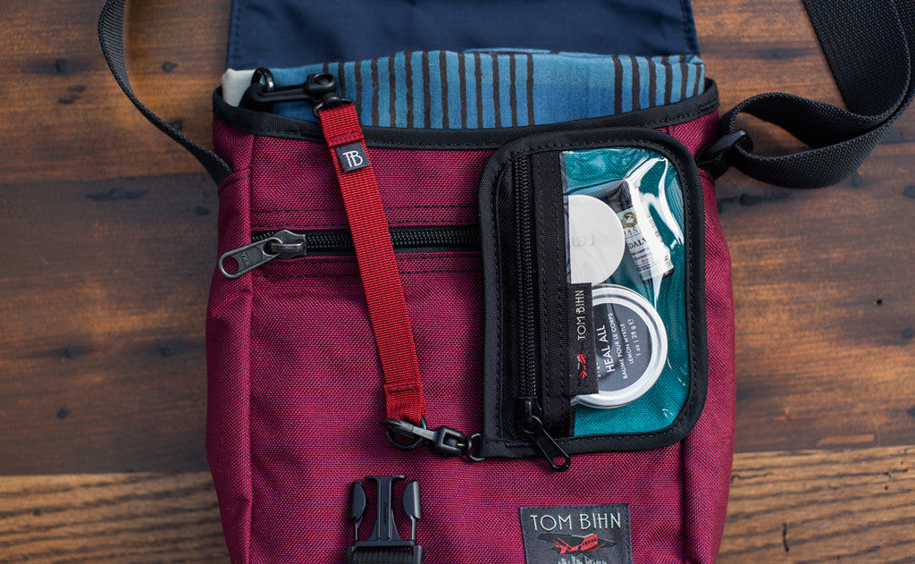 visible variant TB0515-BA TB0515-CA TB0515-NA TB0515-WA TB0515-IA TB0515-LA TB0515-UA^^An 8-inch Key Strap attaching a Knitting Tool Pouch to a Small Cafe Bag.