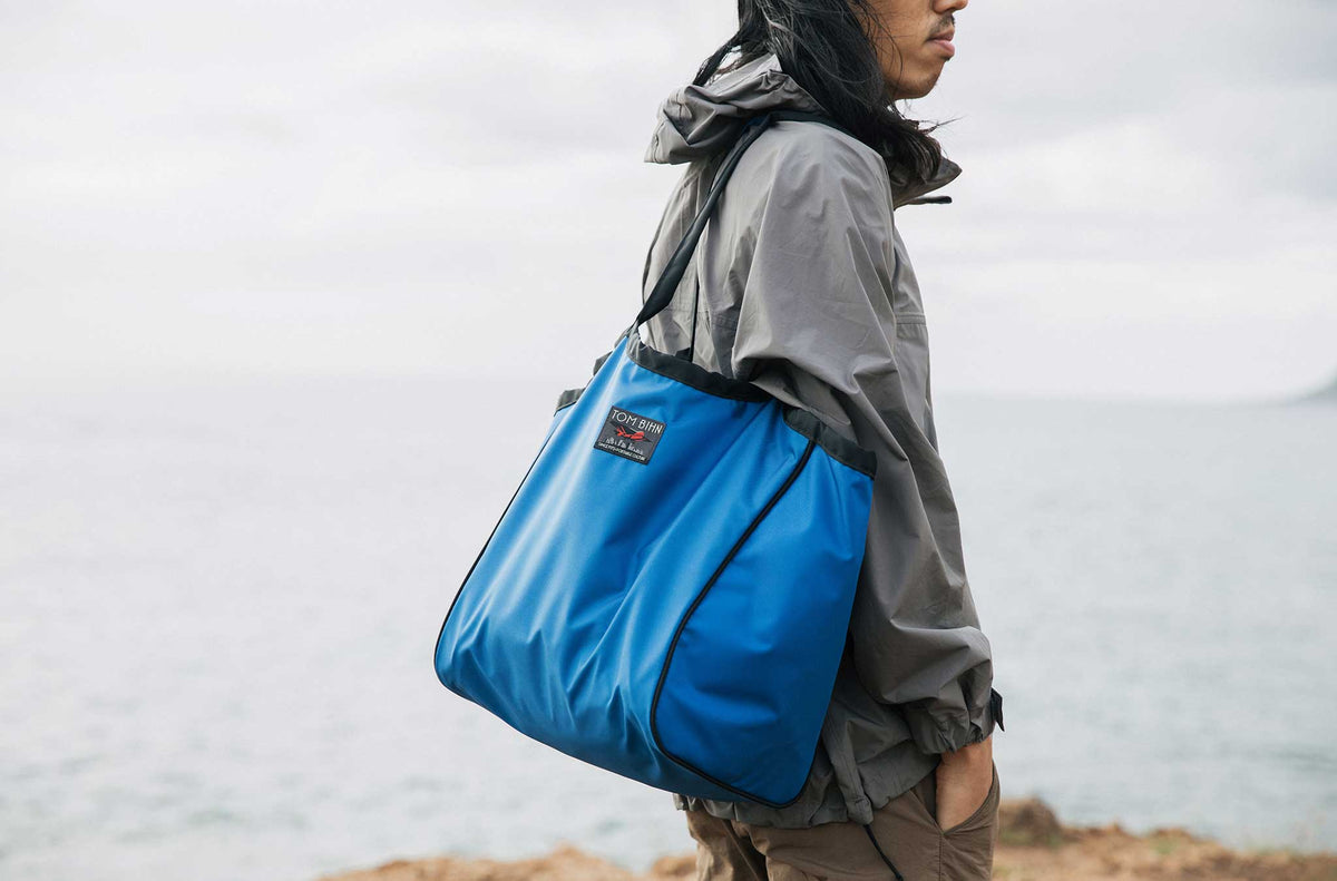 lifestyle visible^^Person carrying the Large Original Shop Bag in Island.