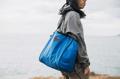 lifestyle visible^^Person carrying the Large Original Shop Bag in Island.
