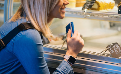 visible variant TB1279-BJ TB1279-LJ TB1279-CJ TB1279-DJ TB1279-IJ TB1279-VJ TB1279-GJ TB1279-BH TB1279-DH^^A person holding a Nik's Minimalist Wallet at a bakery.