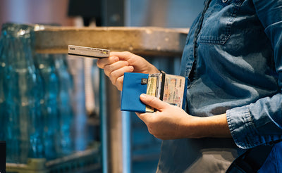 visible variant TB1278-BJ TB1278-LJ TB1278-CJ TB1278-DJ TB1278-IJ TB1278-VJ TB1278-GJ TB1278-BH TB1278-DH TB1279-BJ TB1279-LJ TB1279-CJ TB1279-DJ TB1279-IJ TB1279-VJ TB1279-GJ TB1279-BH TB1279-DH^^A person holding a Nik's Minimalist Wallet.