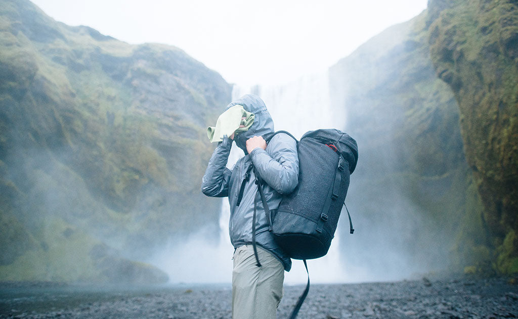 visible lifestyle^^A person carrying the Original Shadow Guide 31.