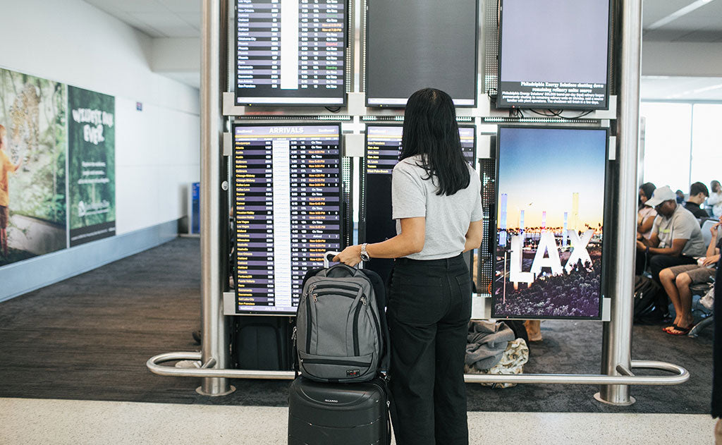 visible lifestyle^^Person with a Synik 22 on their rolling luggage handle
