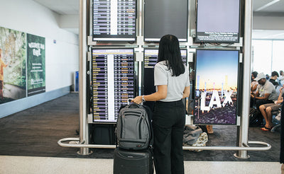 visible lifestyle^^Person with a Synik 22 on their rolling luggage handle