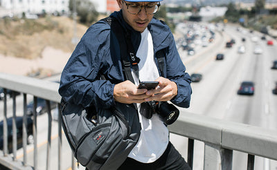 visible lifestyle^^Person accessing front pockets of Synik 22