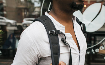 A person wearing the Synik 30 with the sternum strap unbuckled.