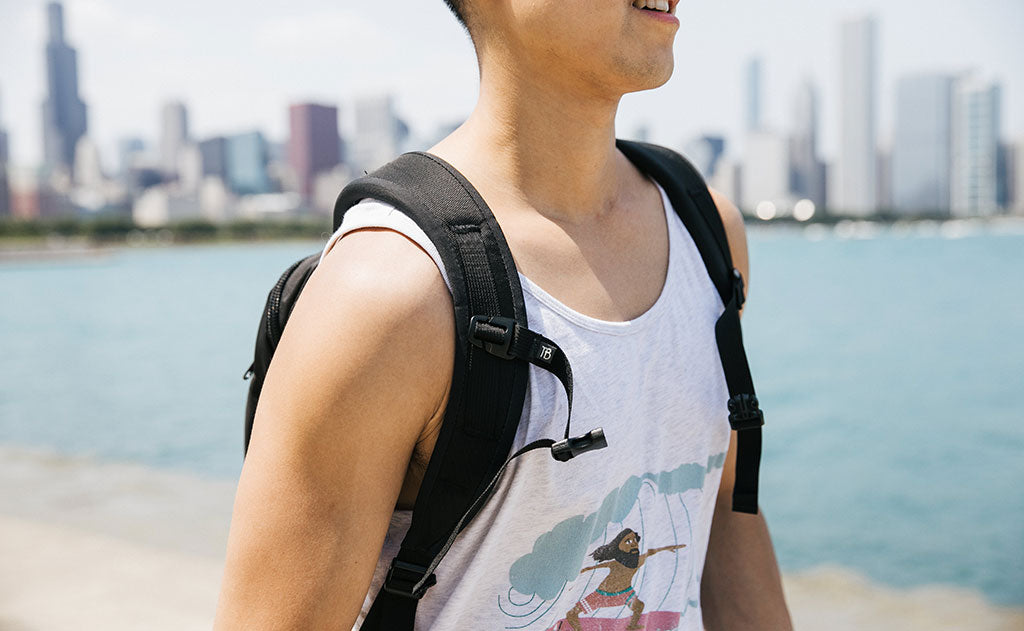 A person wearing the Synik 30 with the sternum strap unbuckled.