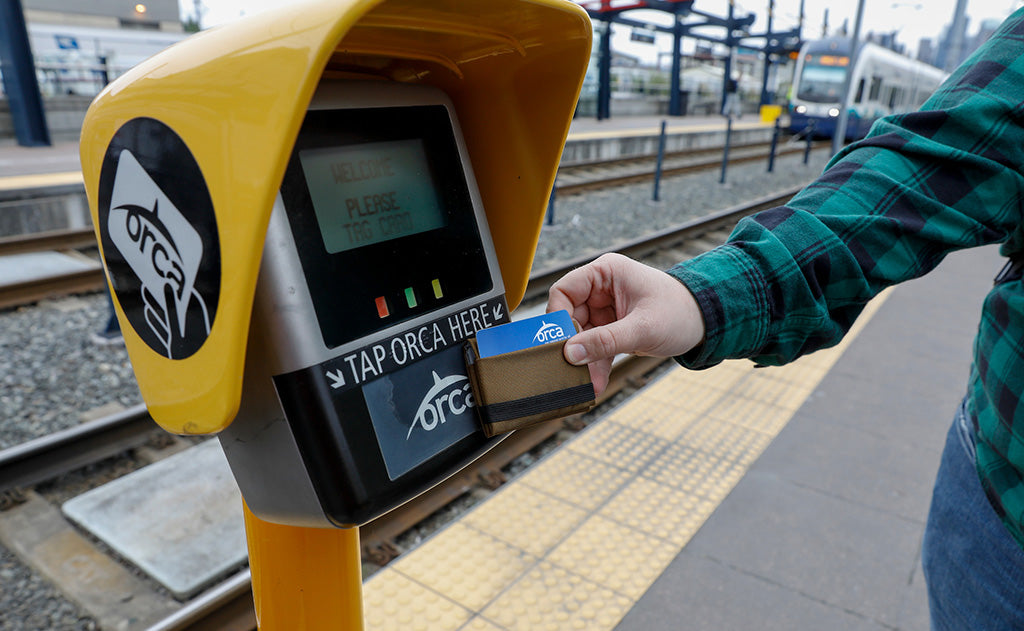 visible variant TB1275-BJ TB1275-LJ TB1275-CJ TB1275-DJ TB1275-IJ TB1275-VJ TB1275-GJ TB1275-BH TB1275-DH^^Tapping a transit card with the Nik's Minimalist Wallet.