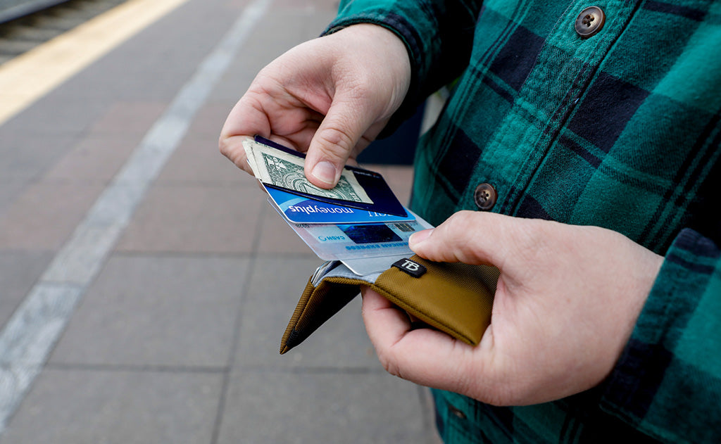 visible variant TB1275-BJ TB1275-LJ TB1275-CJ TB1275-DJ TB1275-IJ TB1275-VJ TB1275-GJ TB1275-BH TB1275-DH^^A person pulling cards from a Nik's Minimalist Wallet.